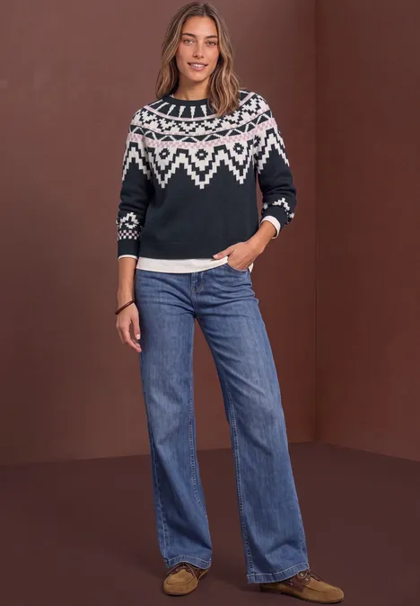 Pullover mit Rundhals und Jacquardmuster darkest blue Frau in schwarz-weißem Norweger-Pullover und weiten blauen Jeans, lässig stehend.