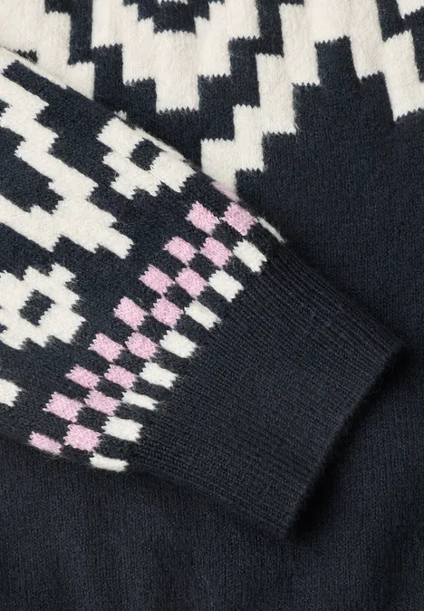 Pullover mit Rundhals und Jacquardmuster darkest blue Detailansicht eines gestrickten Pullovers mit geometrischem Muster in Schwarz, Weiß und Rosa.
