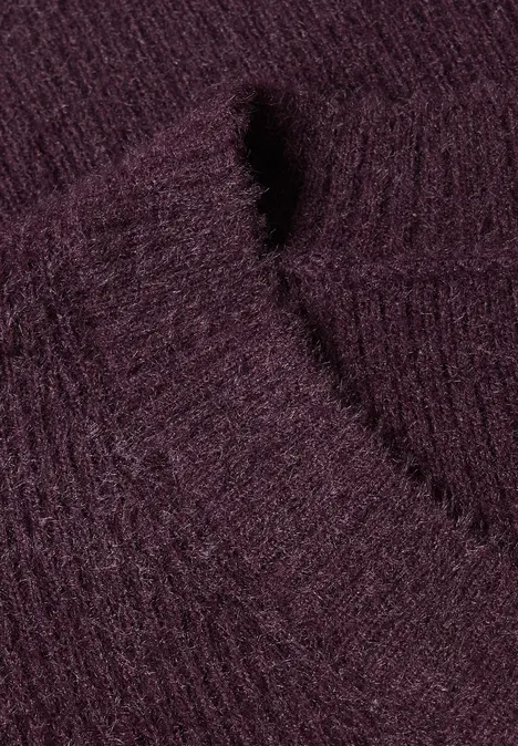 Nahaufnahme eines violetten, gerippten Strickpullover-Kragens.