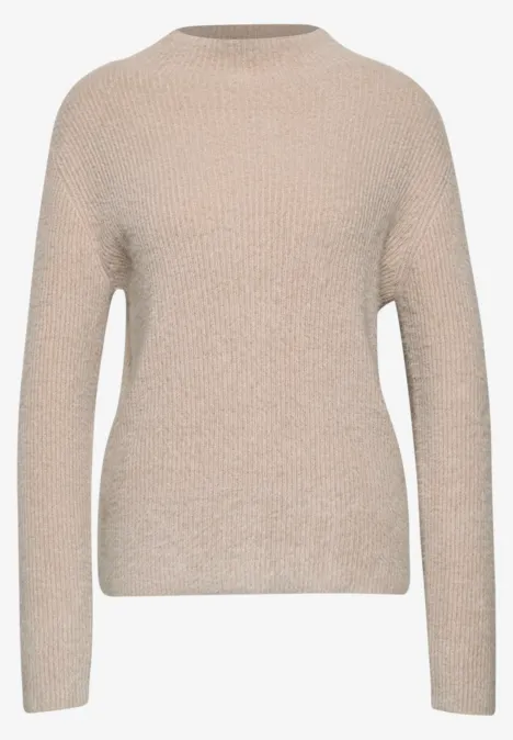 Beiger, langärmliger Pullover mit Rundhalsausschnitt und feiner Strickstruktur.