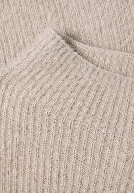 Fein gestrickter, beiger Pullover mit Rundhalsausschnitt und feiner Rippenstruktur.