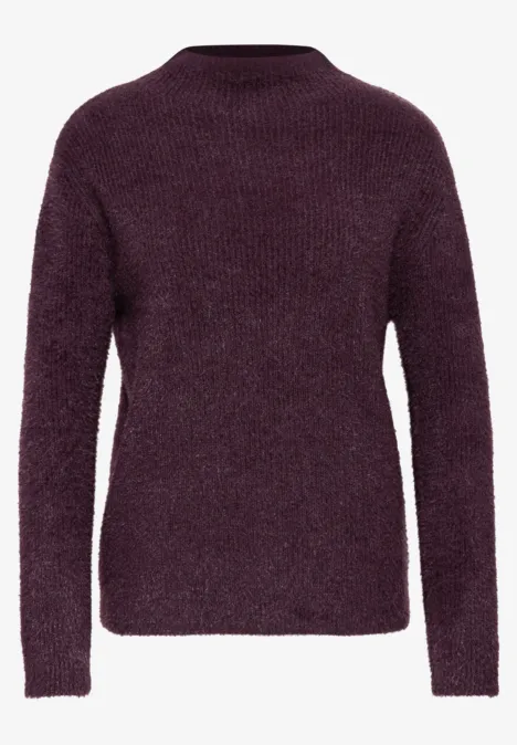 Feinstrickpullover in dunklem Violett mit Rundhalsausschnitt und langen Ärmeln.