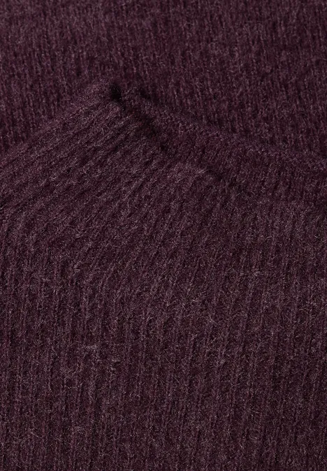 Nahaufnahme eines dunkelvioletten, gerippten Strickstoffs.
