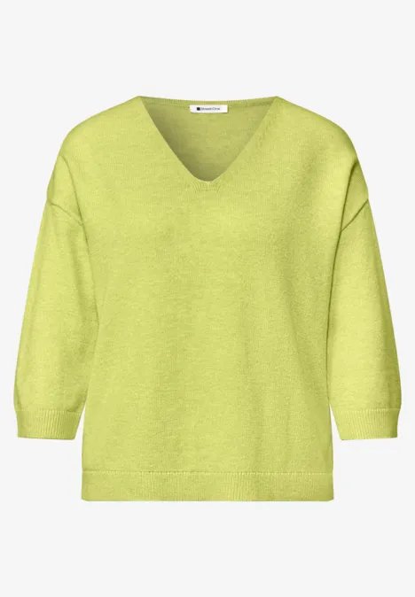 Pull léger vert clair avec col en V et manches trois-quarts.