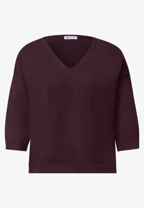 Bordeauxroter V-Ausschnitt-Pullover mit 3/4-Ärmeln.
