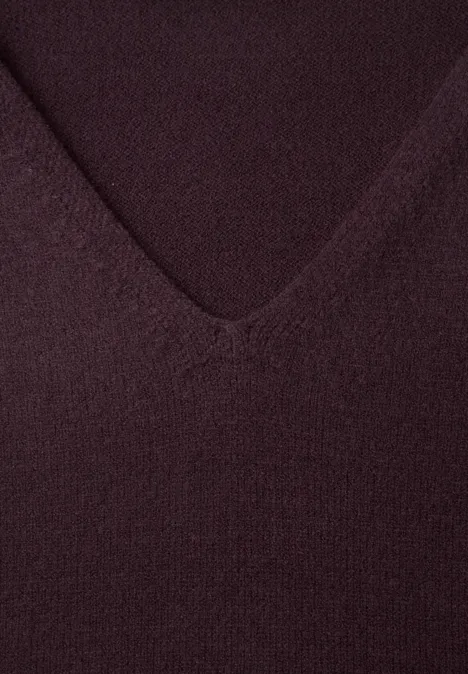 Nahaufnahme eines dunkelroten V-Ausschnitt-Pullovers aus weichem, feinem Strickstoff