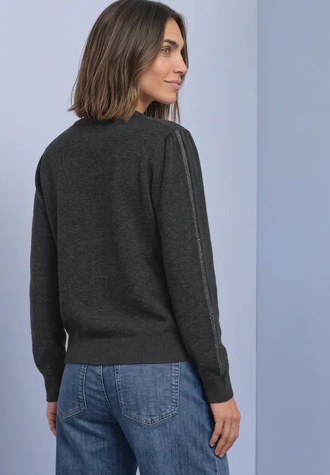 Pullover mit Rundhals und Glitzertape armor grey mel. Frau in dunkelgrauer Sweatjacke und Jeans, von hinten fotografiert, schaut seitlich weg.