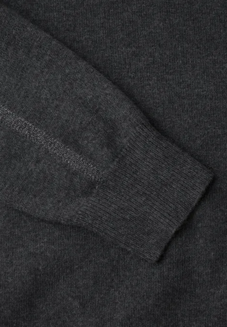 Pullover mit Rundhals und Glitzertape armor grey mel. Nahaufnahme eines dunkelgrauen Strickpullovers mit geripptem Ärmelbündchen.