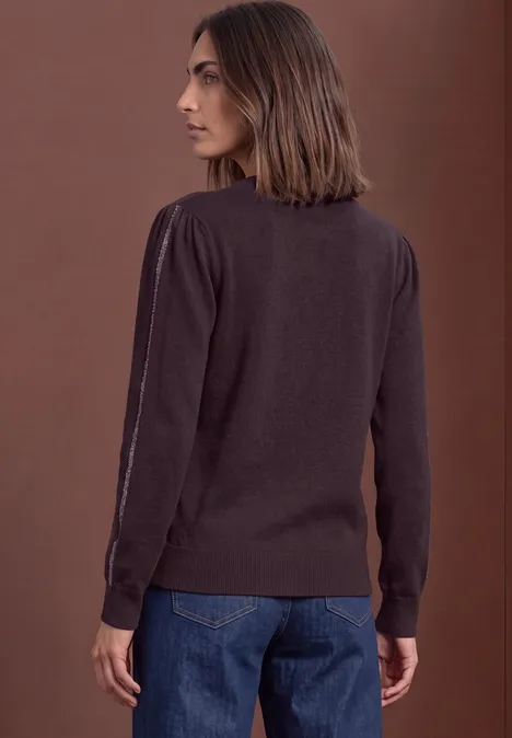 Pullover mit Rundhals und Glitzertape berry plum Eine Frau von hinten in Jeans und braunem Pullover vor neutralem Hintergrund.