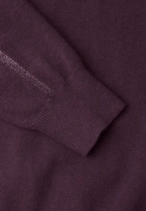 Pullover mit Rundhals und Glitzertape berry plum Nahaufnahme eines bordeauxfarbenen Strickpullover-Ärmelbündchens