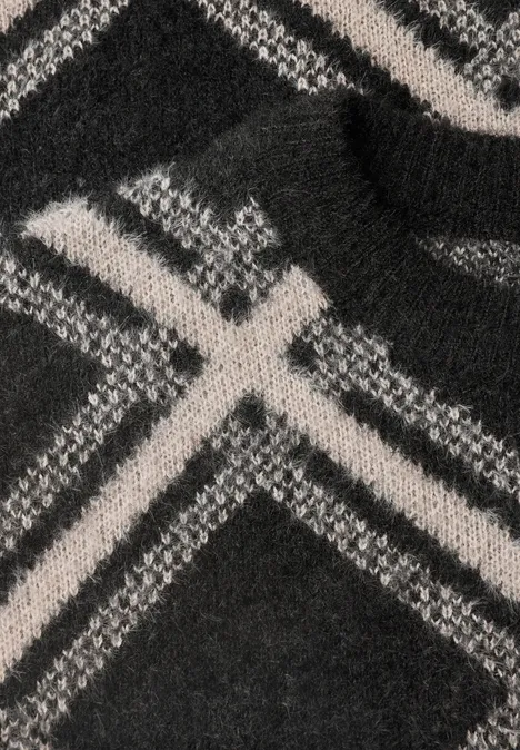Pullover mit Rundhals und Karomuster Black Nahaufnahme eines flauschigen Strickstoffs in Dunkelgrau mit hellgrauen/beigen diagonalen Streifen.
