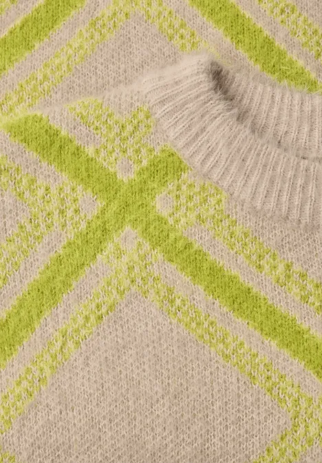 Beiger Strickpullover mit neongelben Rautenmuster.