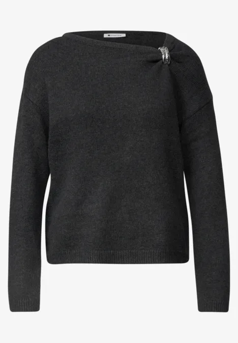 Pullover mit Boat Neck und Broschendetail armor grey mel. Dunkelgrauer Feinstrickpullover mit weitem Rundhals und silberner Zierbrosche an der Schulter