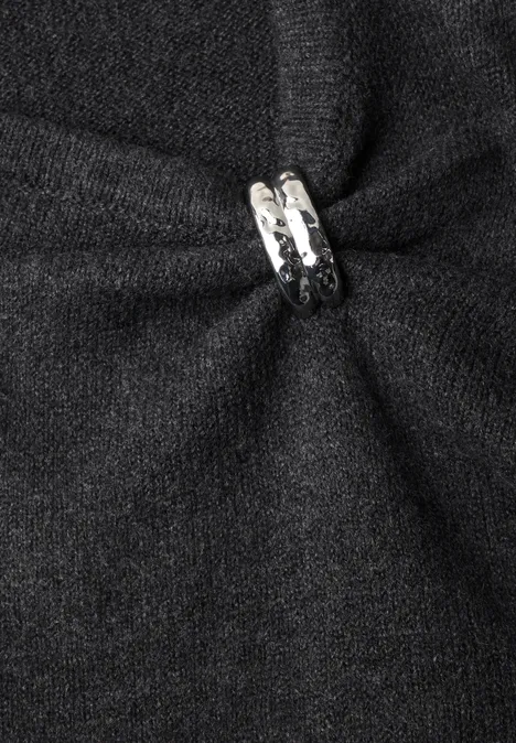 Pullover mit Boat Neck und Broschendetail armor grey mel. Schwarzer Stoff mit einem zentralen Faltenwurf, gehalten von einem silbernen Ring als dekoratives Detail.