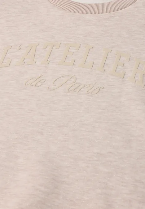 Loose Fit Sweatshirt mit Glitzer clay sand mel. Beige-rosafarbener Pullover mit aufgesticktem Schriftzug 'L'ATELIER de Paris' auf der Brust.