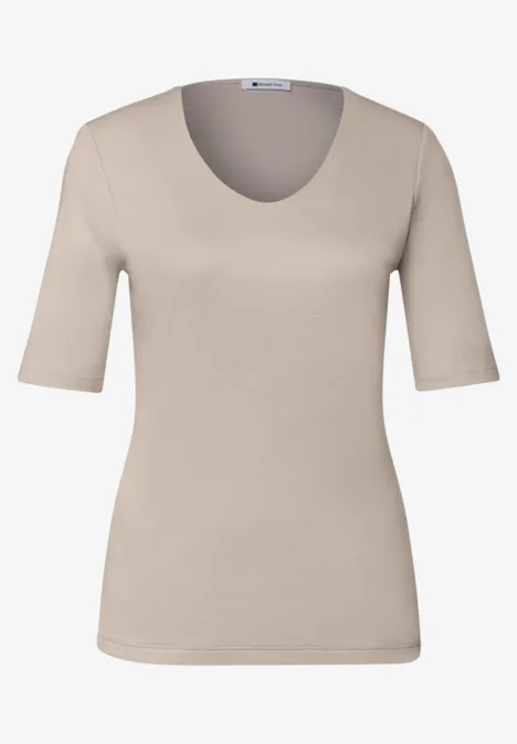 Beżowy damski T-shirt z półdługimi rękawami i okrągłym dekoltem, dopasowany krój.