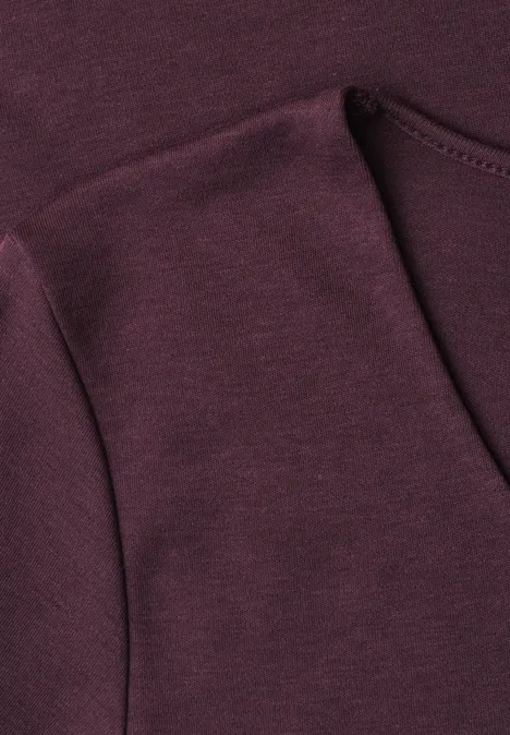 Nahaufnahme eines dunkelroten Sweatshirts mit Kängurutasche