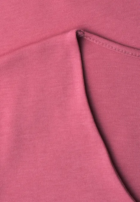 Basic T-Shirt mit V-Neck in Unifarbe blush berry Nahaufnahme eines rosafarbenen Kleidungsstücks mit einer abgerundeten Tasche und sichtbarer Naht.
