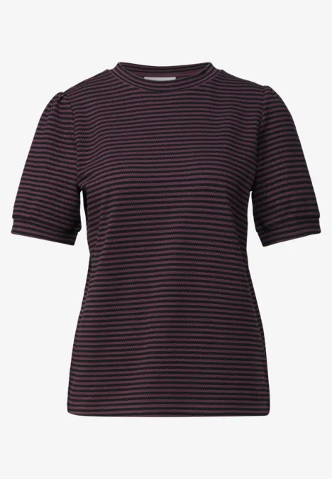 Dunkles T-Shirt mit kurzen Ärmeln und schmalen horizontalen roten und blauen Streifen.