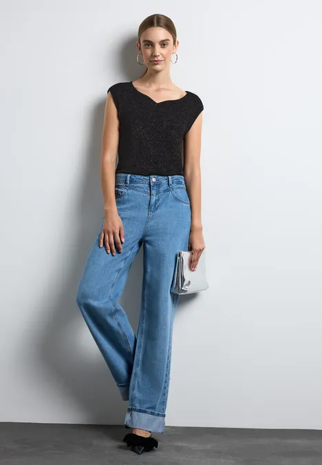 T-Shirt mit Herzausschnitt Black T-Shirt mit Herzausschnitt Black