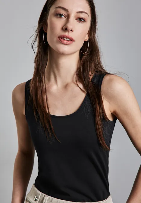 Basic Top in Unifarbe Black