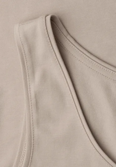 Basic top met ronde hals in effen kleur clay sand Nahaufnahme eines beigen, ärmellosen Oberteils mit Rundhalsausschnitt aus weichem Stoff.