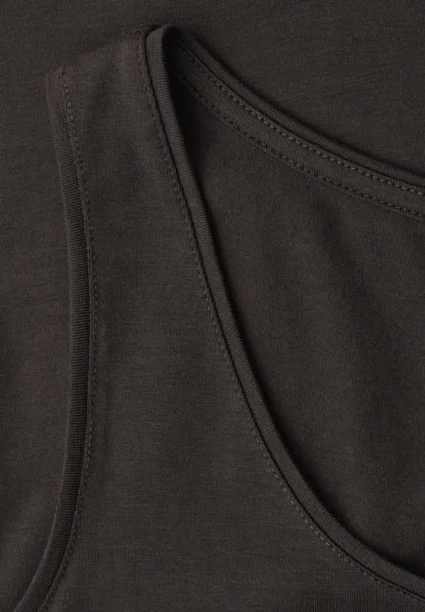 Close-up van een zwart hemdje met ronde hals en fijne stiknaden.