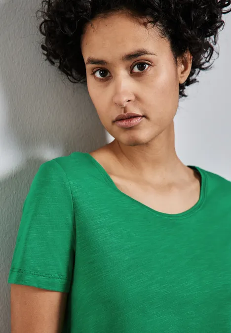 Basic T-Shirt in Unifarbe glowing green