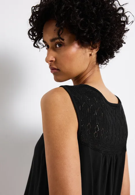 Top mit Ajourdetails Black