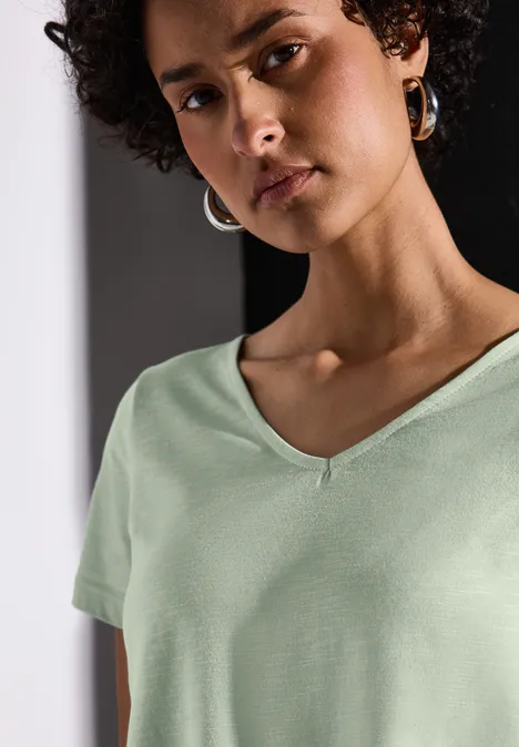 Basic T-Shirt in Unifarbe soft jade green