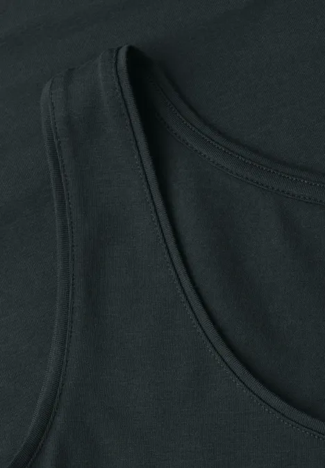 Basis top deep bound green Zwart mouwloos topje met ronde hals.