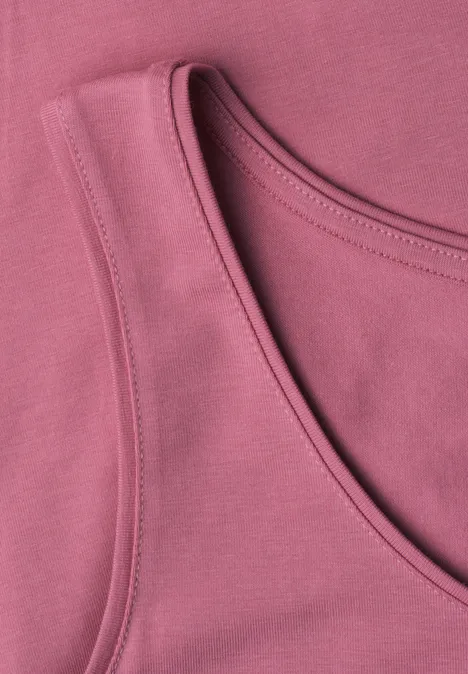 Roze mouwloos top met ronde hals, close-up van de stof