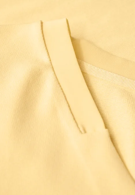 V-Neck T-Shirt buttercream yellow