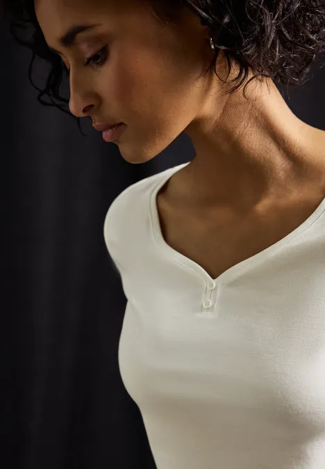 Basic Shirt mit Knopfdetail off white