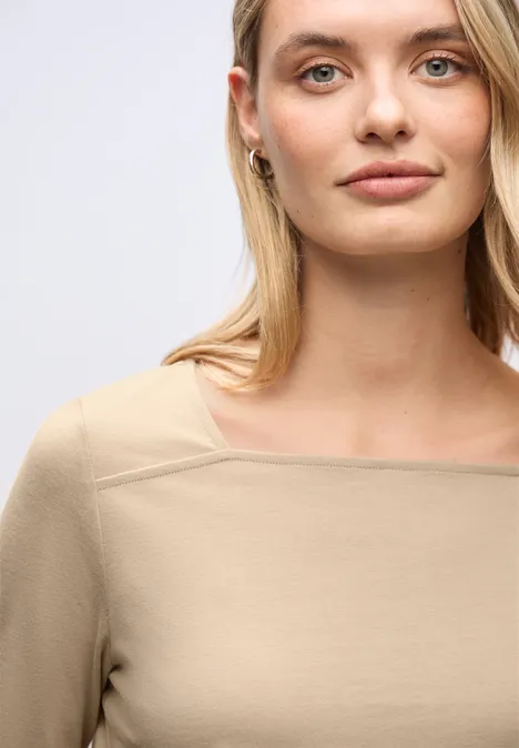 Shirt met vierkante halslijn sanded beige mel.