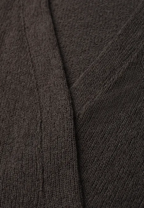 Close-up van een donkergrijze, gestructureerde stof met zichtbare vouw.