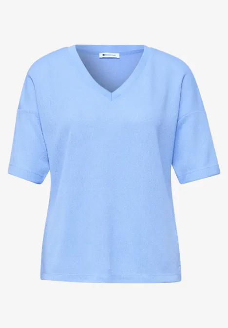 Lichtblauw T-shirt met V-hals en korte mouwen op witte achtergrond.