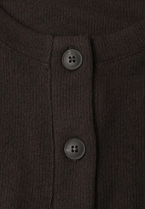 Nahaufnahme einer dunklen Strickjacke mit zwei Knöpfen