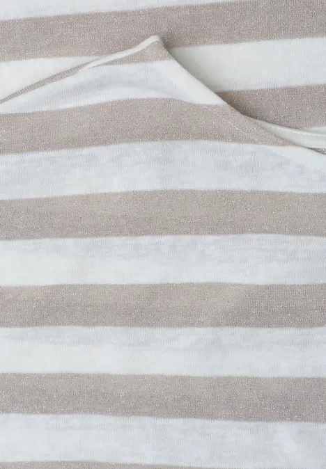 Shirt met hangende schouders, strepen en glitter timeless beige Close-up van beige-witte, horizontale strepenstof met subtiel zichtbare halsuitsnijding.