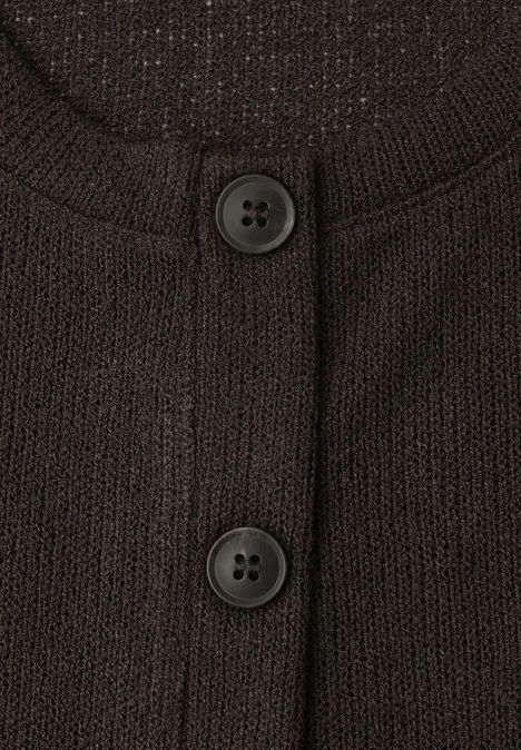 Nahaufnahme eines dunkelbraunen Strickcardigans mit zwei Knöpfen.