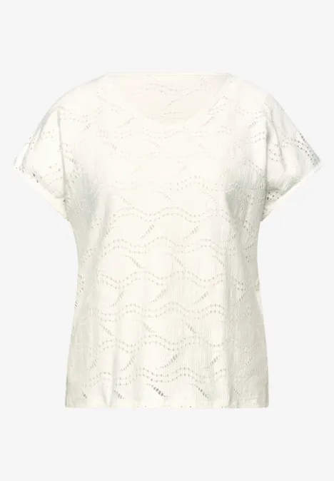 Witte dames top met korte mouwen en fijn kantpatroon.