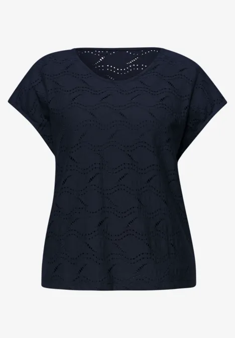 Donkerblauw damestop met korte mouwen, ronde hals en fijn geometrisch ajourpatroon