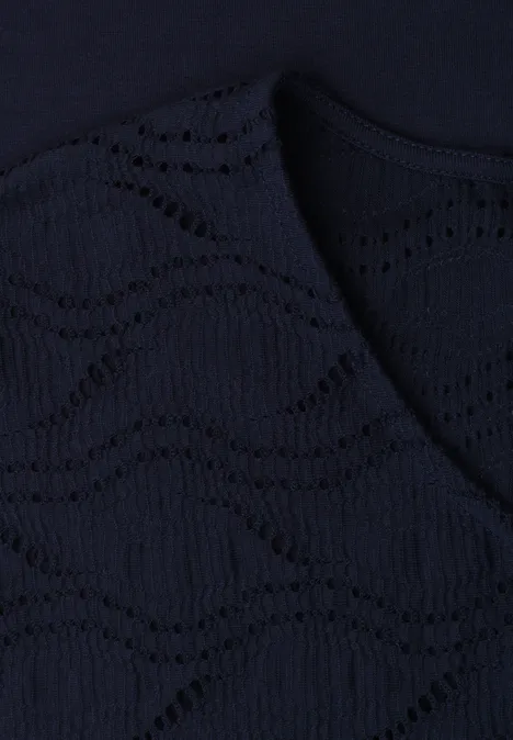 Donkerblauwe gebreide stof met golvend ajourpatroon.