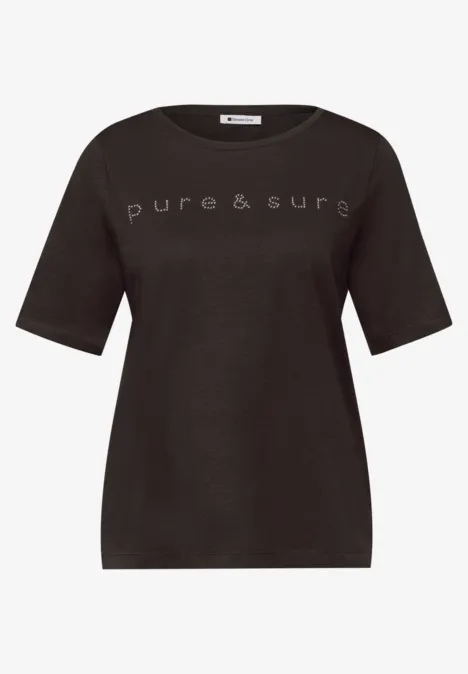 Schwarzes T-Shirt mit kurzem Schnitt und weißer Aufschrift „pure & sure“ auf der Brust.