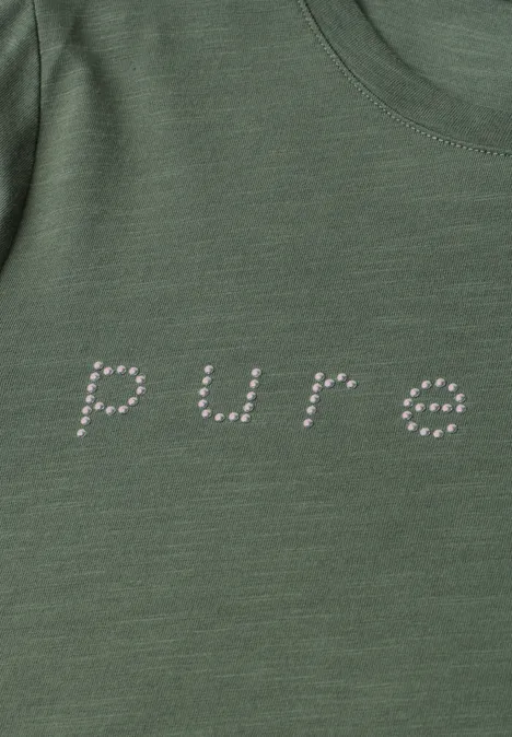 Een olijfgroene T-shirt met de tekst „pure“ in puntjesvormige letters op de voorkant.