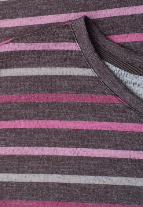 Nahaufnahme eines gestreiften T-Shirts mit V-Ausschnitt in Grau, Pink und Lila.