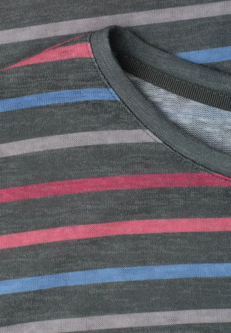 Grijs T-shirt met rode, blauwe en grijze strepen en ronde hals.