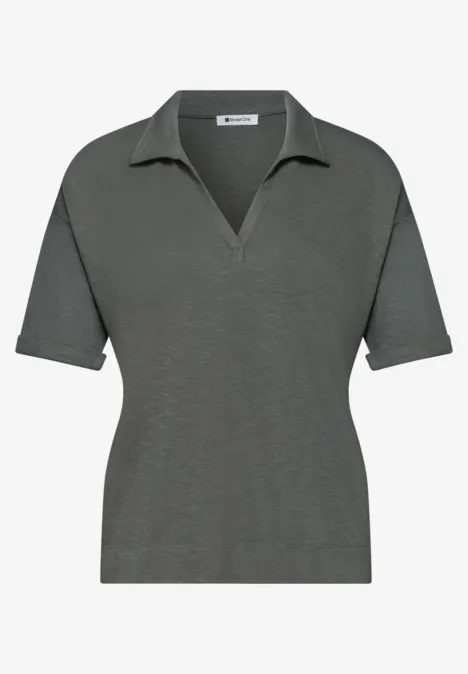 Damespolo met korte mouwen in grijsgroen, V-hals, kraag en licht stretchmateriaal.