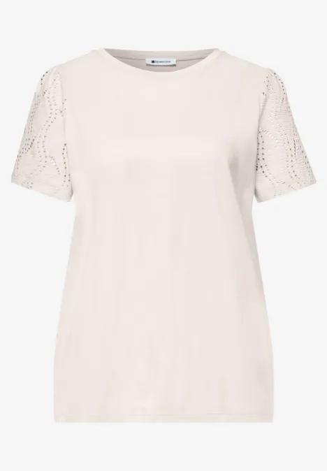 Shirt met ronde hals en kanten mouwen clay sand Een eenvoudig crèmekleurig T-shirt met korte mouwen van kant.