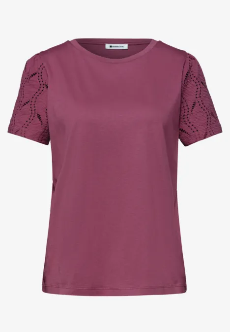 Shirt met ronde hals en kanten mouwen dark clouded blush Paars T-shirt met korte gehaakte mouwen met opengewerkt patroon en ronde hals
